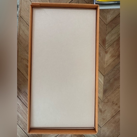 A used storage box for Louis Vuitton small bag. It is in perfect condition. - Picture 5 of 7